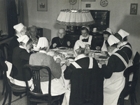 826482 Groepsportret van diaconessen aan de maaltijd in het rusthuis van het Diakonessenhuis (Bosboomstraat 1) te ...